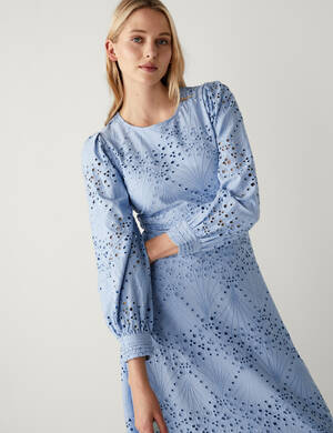 marksandspencer_SS23_T69_1546V_vysivane midaxi saty_cista bavlna_modra_2199Kc_modelka.jpg